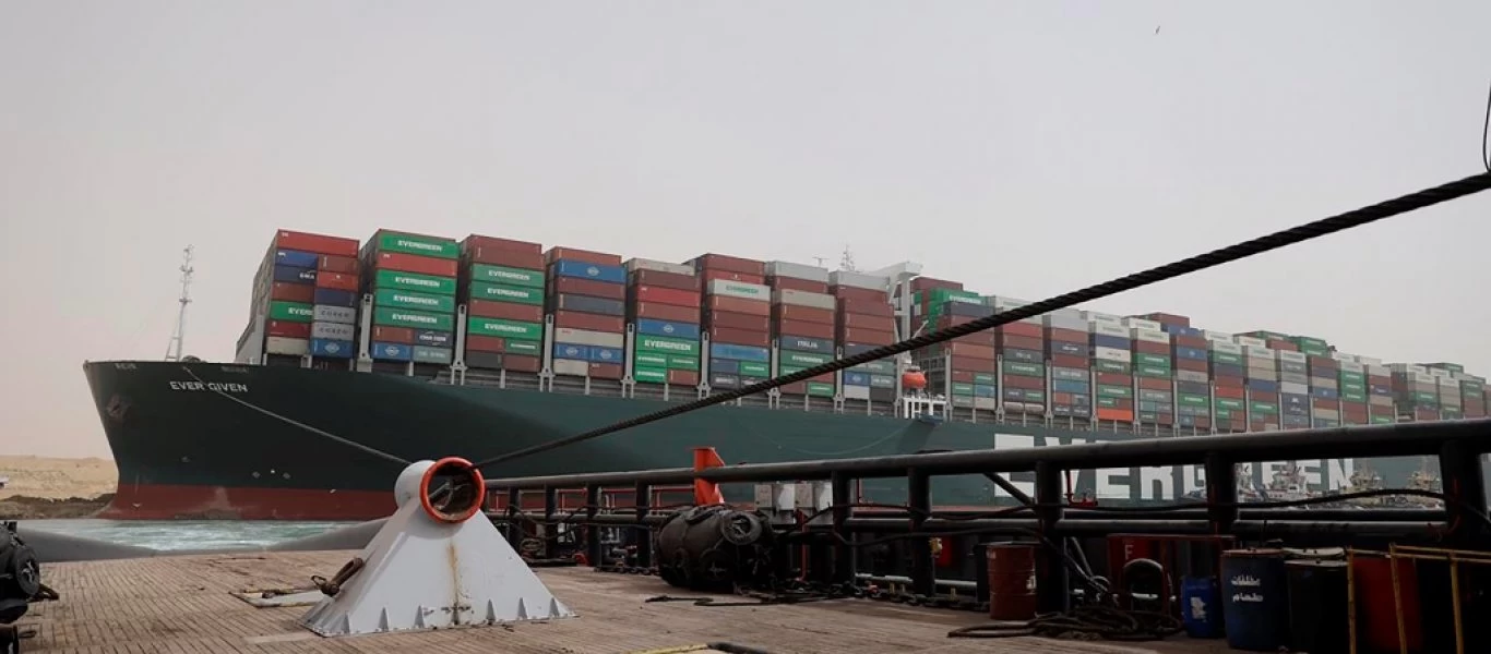 Κλειστή παραμένει η διώρυγα του Σουέζ - Μπορεί και εβδομάδες έως την αποκόλληση του πλοίου (βίντεο) - (φωτό)